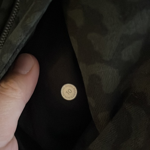 Like new Lululemon scuba hoodie size 10 in dark camo print - Picture 5 of 9